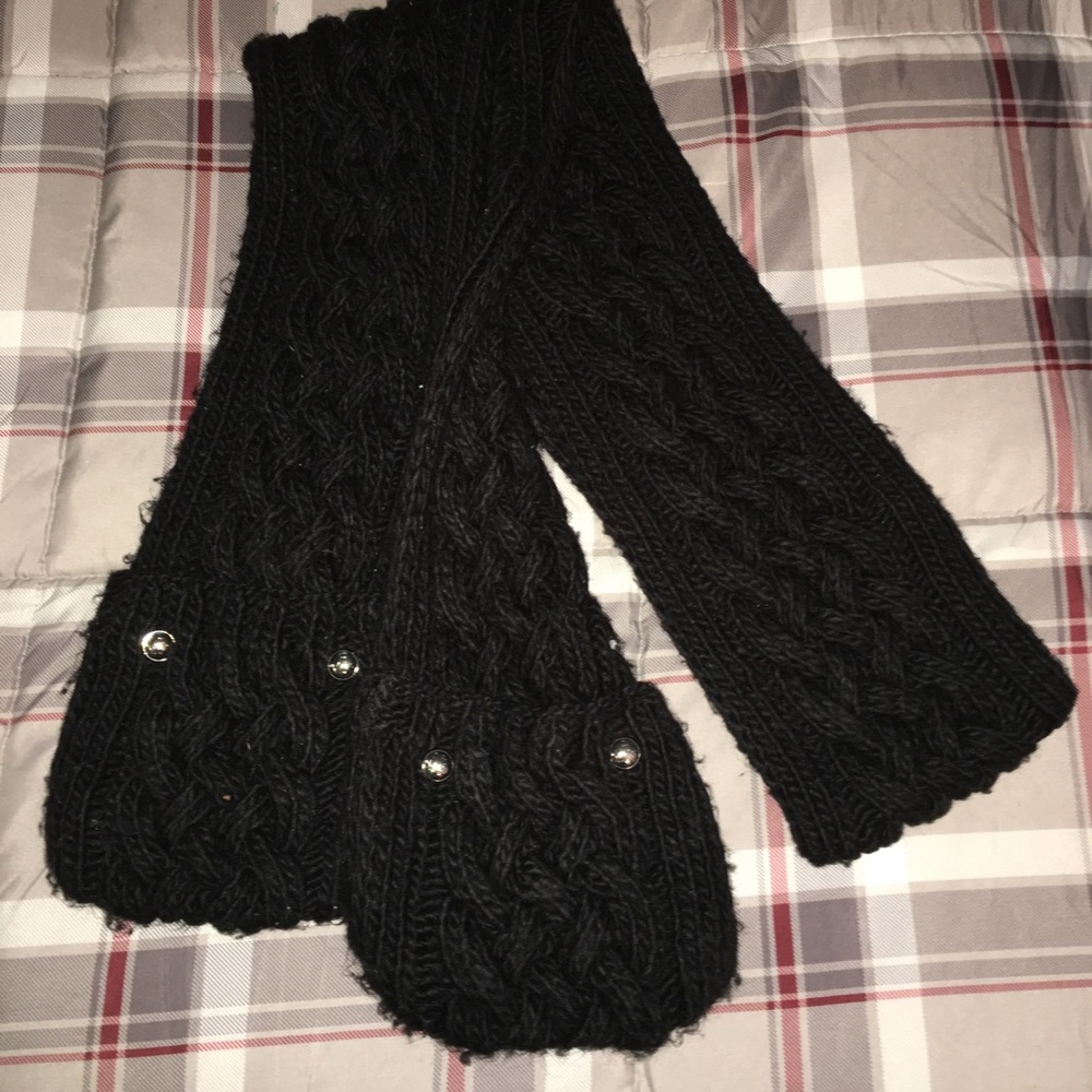 Michael Kohrs scarf with hand pockets